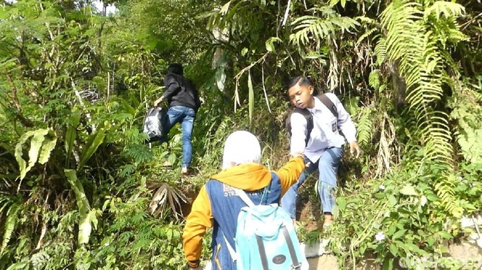 Jalan Putus, Pelajar di Banjarnegara Ini Terpaksa Jalan Kaki 3 Km