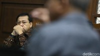 Dengan tenang, Novanto mengikuti sidang.