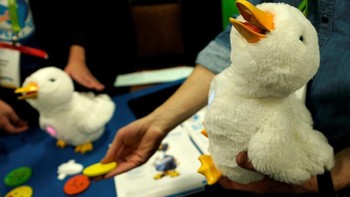 Aflac Duck, sebuah robot dengan wujud bebek ini ditujukan untuk teman anak-anak yang mengidap penyakit kanker. (Foto: Reuters)