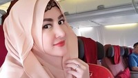 Ia juga jarang menunjukan gaya hidup mewah layaknya Roro Fitria ataupun Syahrini. (Dok. Instagram/cynthiara_alona)