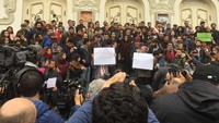 Unjuk rasa yang berlangsung di Tunisia ini bertujuan memprotes kenaikan harga bahan-bahan pokok. Foto: COURTESY OF TWITTER/@FADILALIRIZA/via REUTERS