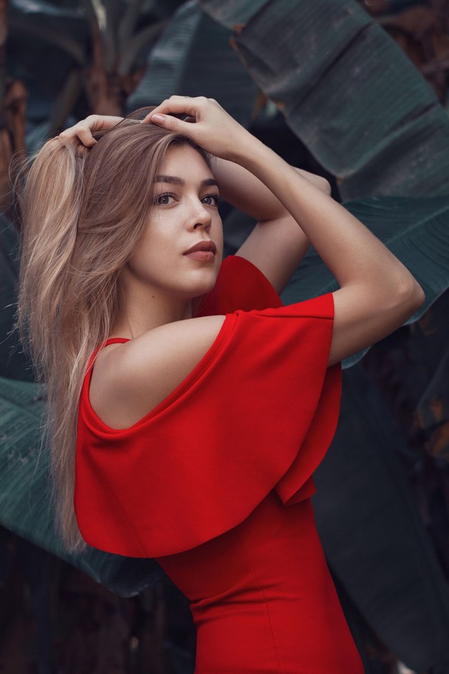 Merah menggambarkan vitalitas dan hasrat. Warna ini juga simbol kekuatan dan cinta. Namun di sisi lain merah juga bisa berarti bahaya, agresif sertaa kebencian. Jika dikenakan sebagai busana, orang yang memakai warna merah mengesankan kekuatan dan cenderung dianggap ekstrovert. Foto: Thinkstock