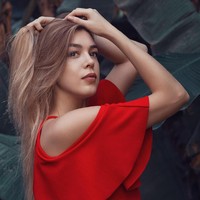 Merah menggambarkan vitalitas dan hasrat. Warna ini juga simbol kekuatan dan cinta. Namun di sisi lain merah juga bisa berarti bahaya, agresif sertaa kebencian. Jika dikenakan sebagai busana, orang yang memakai warna merah mengesankan kekuatan dan cenderung dianggap ekstrovert. Foto: Thinkstock