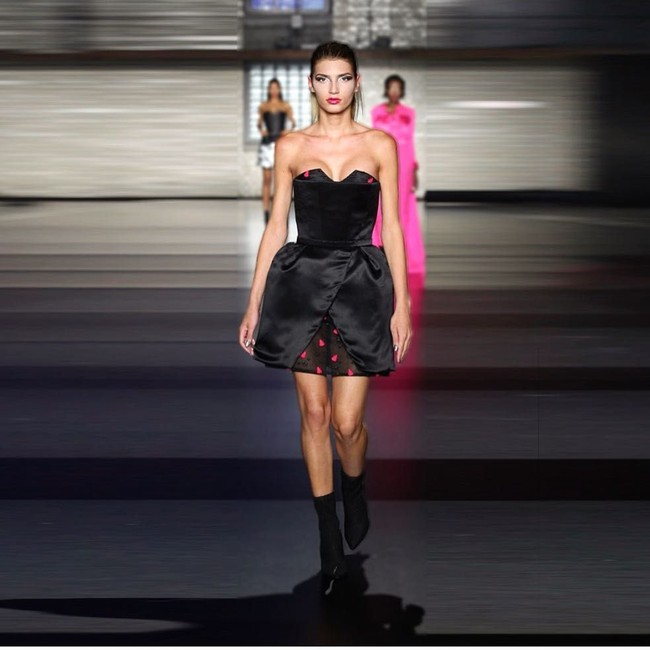 Giuliana Farfalla saat berjalan di runway pekan mode Jerman. Foto: Instagram