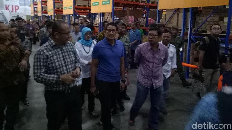 Sandiaga Cek Stok Sembako Penerima KJP di Pasar Induk Kramat Jati Sandiaga Cek Stok Sembako Penerima KJP di Pasar Induk Kramat Jati