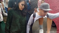 Ayu Ting Ting terlihat pincang usai mengisi Brownis. Tampak sebuah perban melekat di kakinya, ia pun menyebut hal tersebut karena bermain bola.  Foto: Hanif Hawari