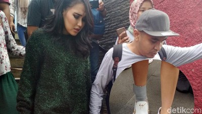 Ayu Ting Ting Pincang Karena Main Bola, Kok Bisa?