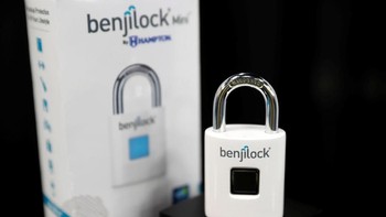 BenjiLock padlock, gembok kunci yang dibenamkan teknologi pintar. Tak perlu kunci fisik hanya perlu membukanya dengan sidik jari. (Foto: Reuters)