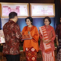 Puti Guntur Soekarno tampak cantik dalam balutan baju kurung oranye dengan batik jumputan berwarna senada saat menerima uang pecahan khusus dari Gubernur Bank Indonesia (BI) Agus Martowardojo 2014 silam. (Foto: detikfoto/Hasan Alhabshy)