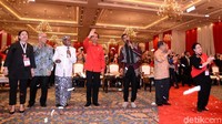 Foto: Biro pers Setpres. Putar ke kiri, nona manis putarlah ke kiri, ke kiri, ke kiri manise, bunyi bait lagu itu. Jokowi dan Mega tampak sangat menikmati lantunan musik. Jokowi bahkan sampai mengangkat-angkat tangannya. Mega juga tampak berputar ke kiri dan kanan sembari tersenyum.