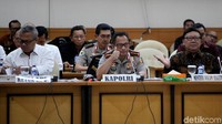 Aparat penegak hukum dalam Pilkada serentak juga menjadi hal penting untuk dibahas. DPR ingin memastikan Polri/TNI netral dalam Pilkada.