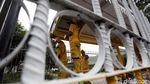 Halte Bus Duren Tiga Kuning Mengkilau