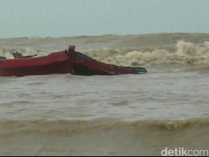 10 Kapal Nelayan Tegal Tenggelam, 1 Nelayan Hilang