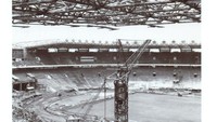 Soekarno bersama para pejabat negara terus melobi dan meyakinkan Federasi Asian Games (AGF) bahwa Indonesia siap menjadi tuan rumah Asian Games. Berbagai pembangunan terus dilakukan untuk mempersiapkan dan mensukseskan Asian Games 1962. Stadion Utama Gelora Bung Karno pun dibangun untuk menjadi stadion utama tempat dilangsungkannya berbagai perlombaan di Asian Games. Istimewa/Dok.ANRI.