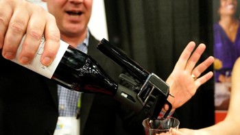 Coravin, perangkat pintar yang hadir untuk memudahkan bagi penyuka minuman wine. Dengan alat ini peminum anggur bisa membuka tutup botol dengan mudah dan membuat minuman anggur tahan lebih lama meski sudah dibuka. (Foto: Reuters)