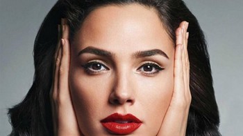 Gadot wanita kelahiran 1985 ini dilaporkan merupakan pemakai Huawei, yaitu P8. Dan sudah pernah muncul sebagai bintang iklan Huawei di tanah kelahirannya, Israel. (Foto: Instagram)