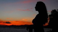 Baby Margaretha tampak sangat seksi kala berfoto berlatar sunset. (Dok. Instagram/babymargaretha1)