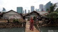 Seorang warga tengah melintas di jembatan di Kampung Kuningan Timur, Jakarta, Kamis (11/1/2017).