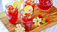 Minuman yang satu ini adalah teh lemonade. Tapi dicampur dengan bunga hibiscus. rasanya pasti menyegarkan! Foto: Istimewa