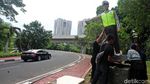 Pemasangan Patung Polisi di Bundaran Semanggi
