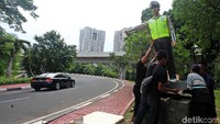 Beberapa pekerja memasang patung polisi.
