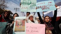Sementara itu, ibu dari Zainab terlihat begitu syok dan berharap polisi menangkap pelaku. Saat ini, polisi telah menyebar sketsa wajah pelaku ke seluruh penjuru kota.  (Foto: Dok. REUTERS/Akhtar Soomro)