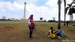 Perhatian! Rumput di Taman Monas Sekarang Boleh Diinjak