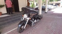 Pelaksana Tugas (Plt) Wali Kota Cilegon, Edi Hariyadi naik Harley Davidson ke kantornya pagi ini. Edi mengaku moge itu merupakan miliknya yang lama tidak dipakai, tapi tidak tahu harganya. 1.600 cc. (harganya) waduh nggak tahu, kata Edi kepada wartawan, Jumat (12/1/2018).