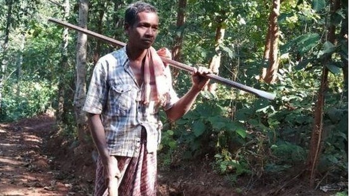 Hanya Bermodal Kapak, Pria Ini Bangun Sendiri Jalan untuk Anaknya