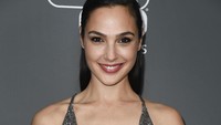 Senyum manis Gal Gadot bersama pialanya itu. Foto: Frazer Harrison/Getty Images