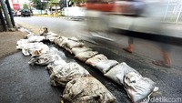 Lumpur tersebut kemudian dimasukan ke dalam karung.