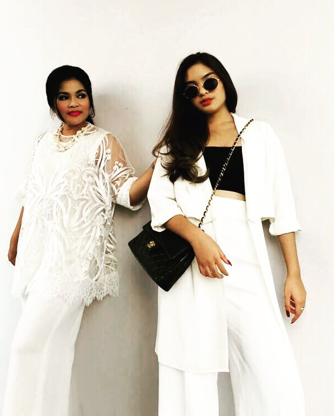 Syandria juga tampil stylish, bergaya dengan outer putih dan sling bag Dior yang disempurnakan dengan aksesori kacamata. Foto: Instagram