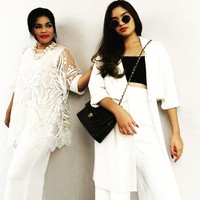 Syandria juga tampil stylish, bergaya dengan outer putih dan sling bag Dior yang disempurnakan dengan aksesori kacamata. Foto: Instagram