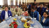 Susi Pudjiastuti berbincang dengan Michael Wattimena di sela-sela pembukaan Rakornas GAMKI.
