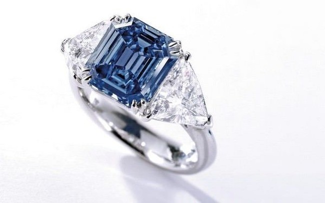 Cincin dengan hiasan berlian biru termasuk yang paling mahal di dunia karena harganya mencapai US$ 10 juta saat dilelang di Hong Kong. Cincin tersebut dihiasi berlian seberat 6,01 karat dan di sisi kanan dan kiri dari berlian biru itu juga ada dua berlian berwarna pink. Foto: Ist.