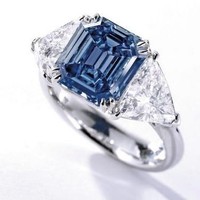 Cincin dengan hiasan berlian biru termasuk yang paling mahal di dunia karena harganya mencapai US$ 10 juta saat dilelang di Hong Kong. Cincin tersebut dihiasi berlian seberat 6,01 karat dan di sisi kanan dan kiri dari berlian biru itu juga ada dua berlian berwarna pink. Foto: Ist.