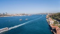 Dari Jembatan Bosphorus, terhampar panorama Selat Bosphorus yang biru dan lanskap perkotaan. Turis yang melancong ke Istanbul, sudah tentu wajib mampir dan berfoto di jembatan ini (Thinsktock)