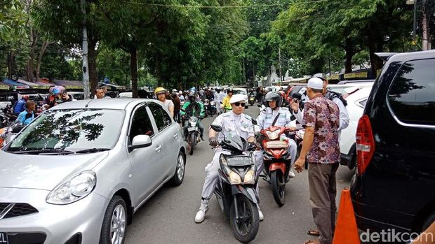Usai Salat Jumat, Massa FPI Bergerak ke Kantor Facebook