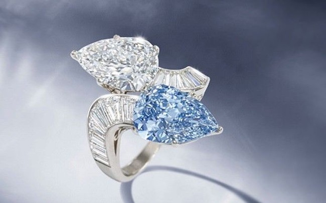 Cincin berlian paling mahal di dunia berikutnya adalah Bulgari Blue Ring, demikian cincin ini diberi nama. Cincin Bulgari ini sempat menjadi cincin paling mahal di dunia ketika dilelang beberapa tahun lalu. Saat dilelang harfa cincin dengan hiasan berlian biru seberat 10,95 karat ini harganya mencapai US$ 15,7 juta atau sekitar Rp 210 miliar. Padahal awalnya balai lelang Christie memprediksi cincin yang didapat di Roma ini akan terjual seharga US$ 5 juta. Namun nyatanya terjual tiga kali lipatnya. Foto: Ist.