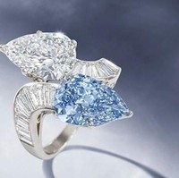 Cincin berlian paling mahal di dunia berikutnya adalah Bulgari Blue Ring, demikian cincin ini diberi nama. Cincin Bulgari ini sempat menjadi cincin paling mahal di dunia ketika dilelang beberapa tahun lalu. Saat dilelang harfa cincin dengan hiasan berlian biru seberat 10,95 karat ini harganya mencapai US$ 15,7 juta atau sekitar Rp 210 miliar. Padahal awalnya balai lelang Christie memprediksi cincin yang didapat di Roma ini akan terjual seharga US$ 5 juta. Namun nyatanya terjual tiga kali lipatnya. Foto: Ist.