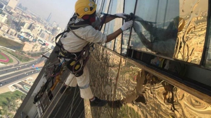 Dubai di Uni Emirat Arab, menjadi ikon arsitektur dunia dengan gedung Burj Khalifa. Baru-baru ini Dubai juga meresmikan bangunan lainnya yang disebut bingkai foto terbesar di dunia.