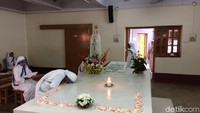Termashyur sedunia karena peninggalan-peninggalannya, serta kisah-kisah hidupnya yang diabdikan untuk kemanusiaan. Singkat cerita, sampailah Bunda Teresa di Kolkata dan telah memperoleh kewarganegaraan India. Tepatnya di Kolkata, ia mendirikan Misionaris Cinta Kasih (Missionaries of Charity) pada tahun 1950 (Masaul/detiktravel)