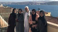 Dari Mekah, Habib Rizieq Syihab dan keluarga diundang ke Turki untuk silaturahmi. Dari foto-foto yang didapatkan redaksi detikcom, mereka tampak berfoto dengan latar jembatan dengan perairan biru di bawahnya