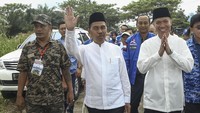  Bakal Pasangan Calon Gubernur dan Wakil Gubernur Sumsel Ishak Mekki (kedua kiri)-Yudha Pratomo Mahyuddin (kanan) saat tiba di KPU Sumsel Palembang, Sumatera Selatan, Selasa (9/1).  (Foto: ANTARA FOTO/Nova Wahyudi)