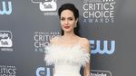 Angelina Jolie Ceria Banget di Critics Choice Awards