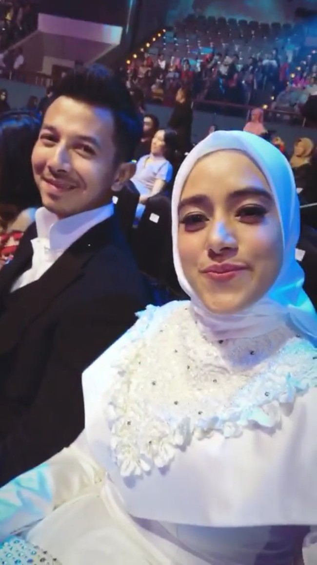 Saat beribadah umroh awal tahun 2017, Fairuz berdoa dengan khusyuk agar dimantapkan hati untuk berhijab. Satu minggu setelah pulang umroh, saat ia salat di di Mal Kelapa Gading, tiba-tiba saja ia teringat momen-momen saat umroh. Keesokan harinya, bintang FTV dan putri penyanyi dangdut A. Rafiq ini pun mantap berhijab. Kini ia sedang menunggu kelahiran bayinya bersama sang suami Sonny Septian. Foto: Instagram