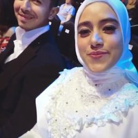 Saat beribadah umroh awal tahun 2017, Fairuz berdoa dengan khusyuk agar dimantapkan hati untuk berhijab. Satu minggu setelah pulang umroh, saat ia salat di di Mal Kelapa Gading, tiba-tiba saja ia teringat momen-momen saat umroh. Keesokan harinya, bintang FTV dan putri penyanyi dangdut A. Rafiq ini pun mantap berhijab. Kini ia sedang menunggu kelahiran bayinya bersama sang suami Sonny Septian. Foto: Instagram