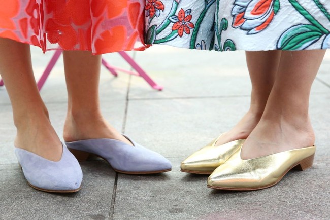 Si EkstrovertDibanding warna gelap dan netral, sepatu bernuansa terang jarang dipilih orang. Orang yang selalu memakai alas berwarna mencolok biasanya menggambarkan kepribadian mereka yang ekstrovert. Foto: Getty Images