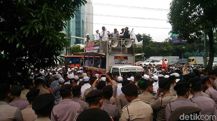 Konvoi dari Al-Azhar, Massa FPI Tiba di Kantor Facebook