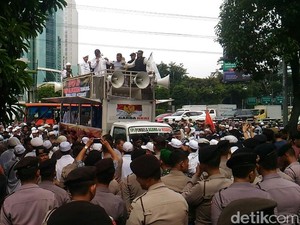 Konvoi dari Al-Azhar, Massa FPI Tiba di Kantor Facebook